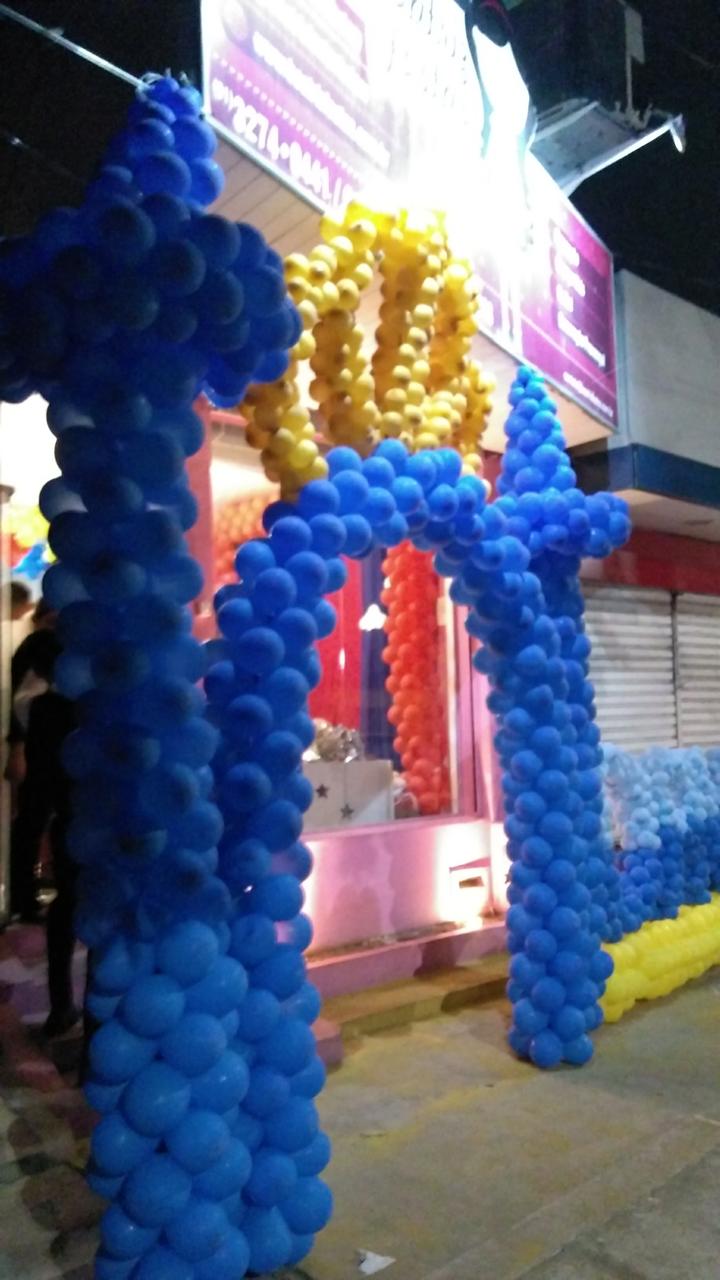 Fachada decorada com balões no início da atuação no ramo de festas infantis, em 2014