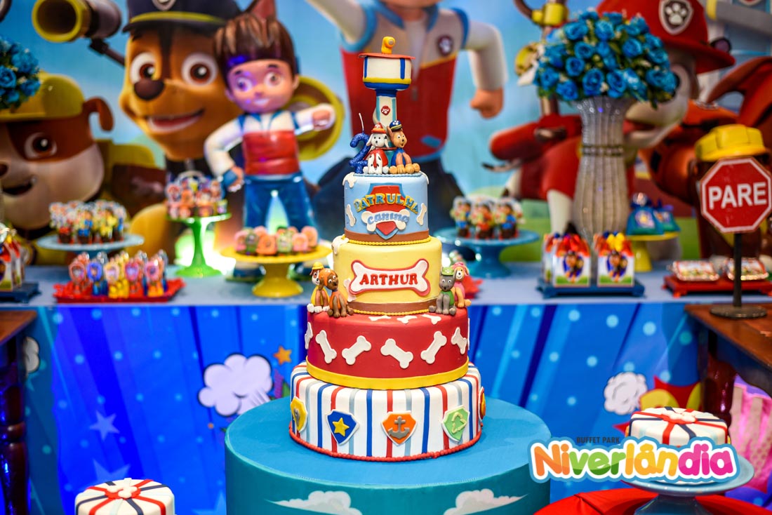 Bolo e decoração temática de uma festa infantil