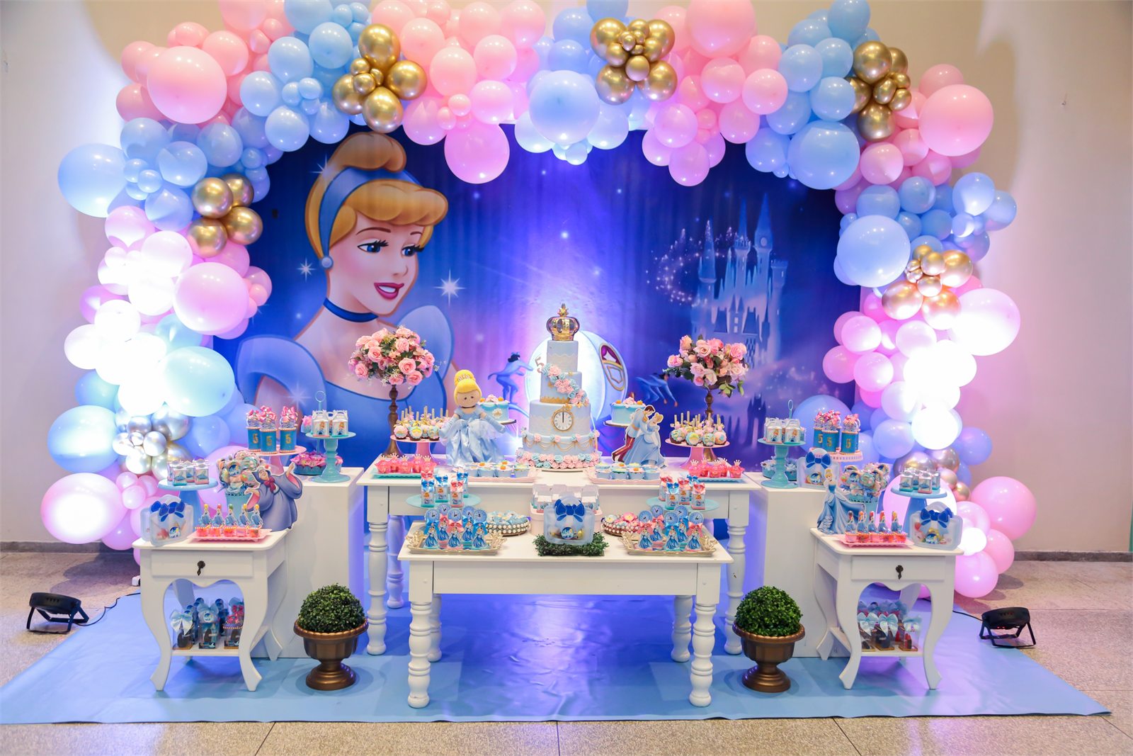 Decoração de festa infantil inspirada em princesa, com arco de balões rosa e azul